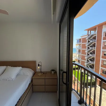 Apartmán Beachfront With A Pool